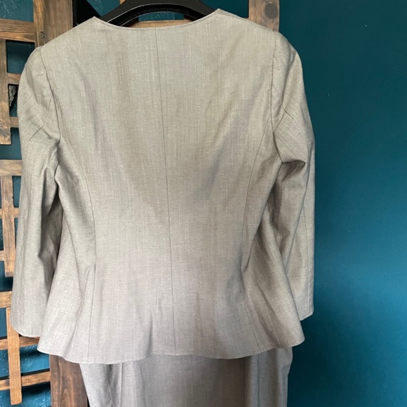 Armani Collecione light grey skirt suit (2-pc), EU 48, US 12, EUC. - Picture 3 of 7